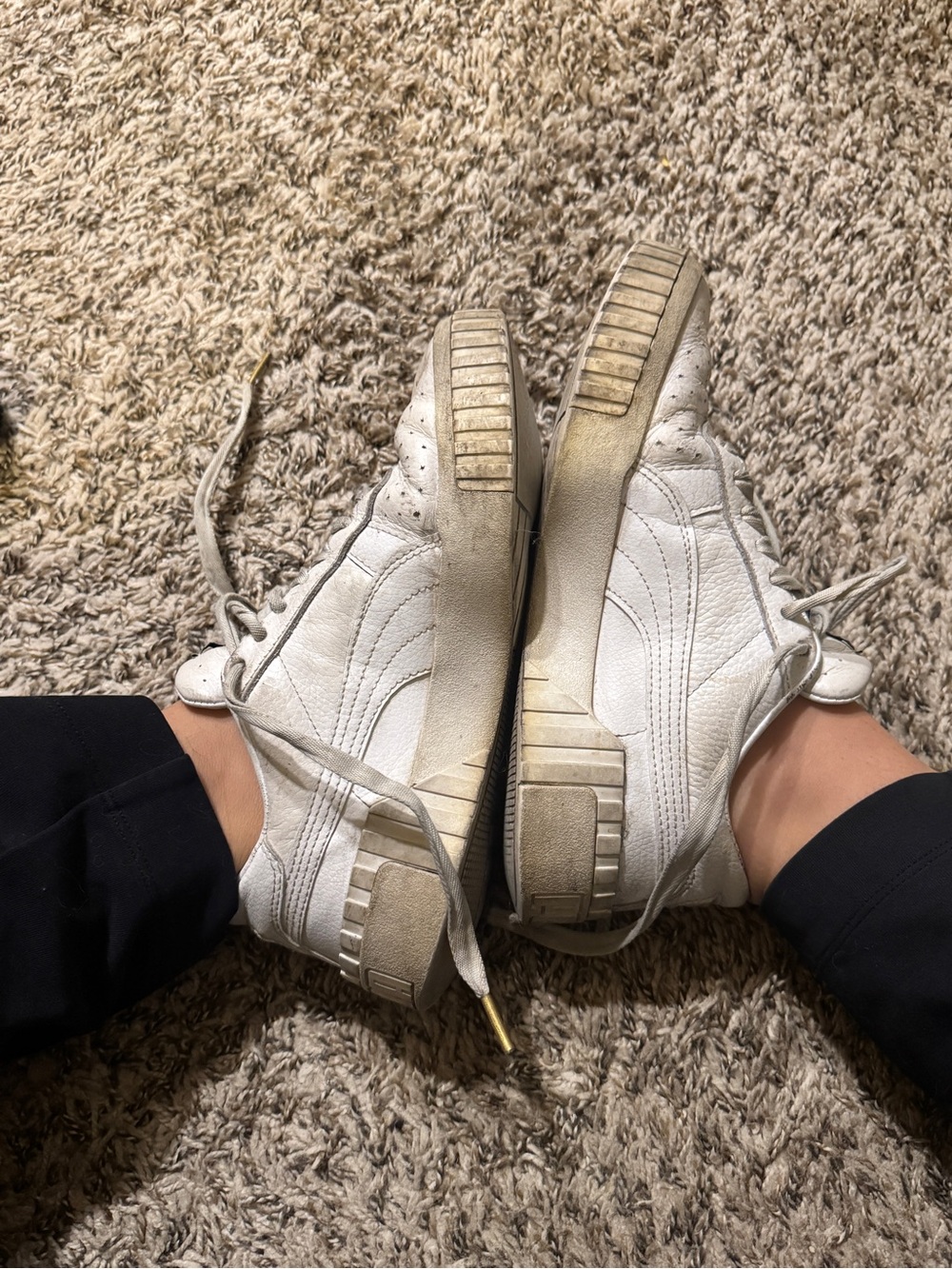 women’s worn white pumas
